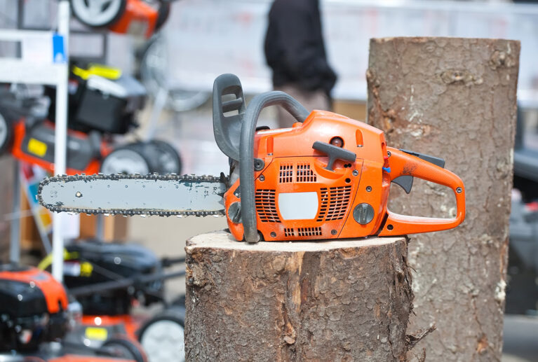 Prawidłowo naostrzone piły to gwarancja dokładnej, szybkiej i bezpiecznej pracy. W naszym serwisie zajmujemy się kompleksowym ostrzeniem oraz regeneracją pił tarczowych, łańcuchowych i taśmowych, przywracając im fabryczną ostrość i wydajność. Dzięki specjalistycznym maszynom oraz doświadczeniu naszych techników zapewniamy najwyższą jakość usług.