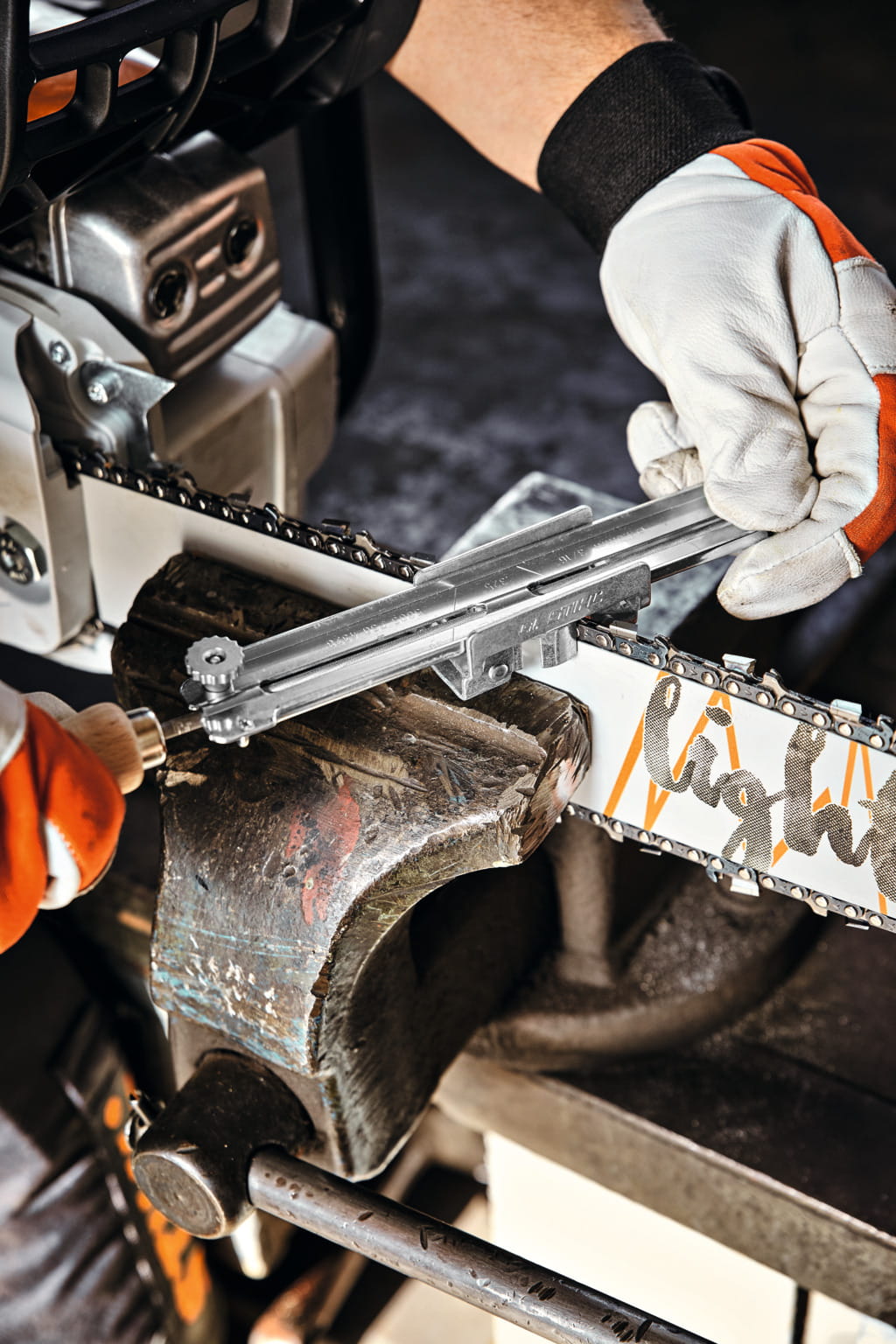 Prawidłowo naostrzone piły to gwarancja dokładnej, szybkiej i bezpiecznej pracy. W naszym serwisie zajmujemy się kompleksowym ostrzeniem oraz regeneracją pił tarczowych, łańcuchowych i taśmowych, przywracając im fabryczną ostrość i wydajność. Dzięki specjalistycznym maszynom oraz doświadczeniu naszych techników zapewniamy najwyższą jakość usług.