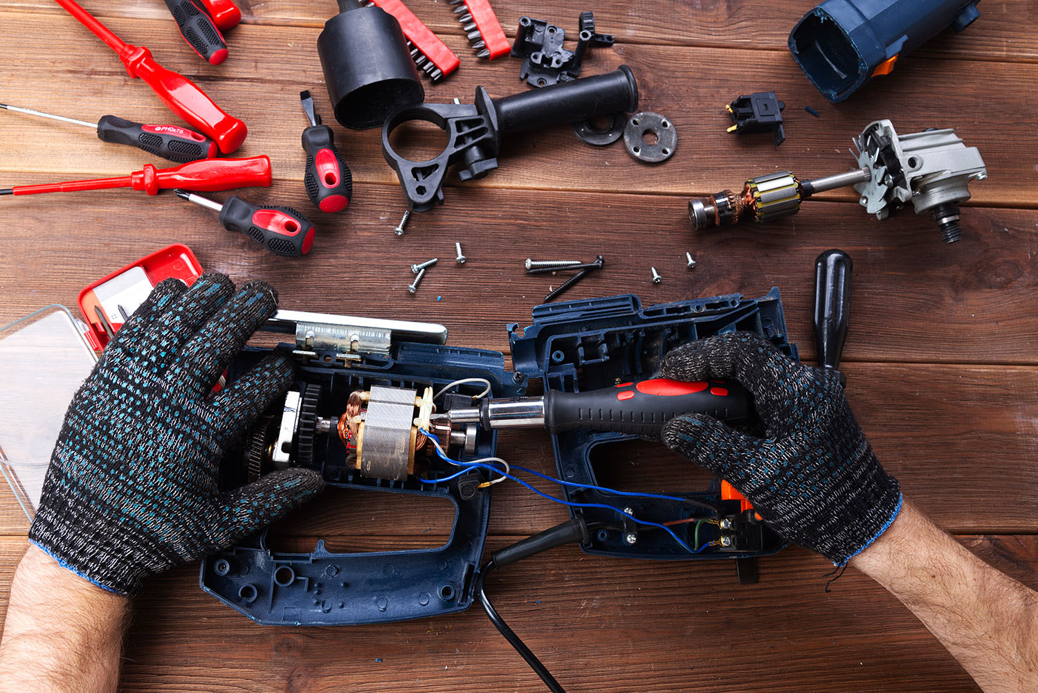 W naszym serwisie elektronarzędzi zajmujemy się kompleksową naprawą oraz konserwacją urządzeń elektrycznych i akumulatorowych. Obsługujemy zarówno klientów indywidualnych, jak i firmy, które na co dzień korzystają ze specjalistycznych narzędzi w pracy. Dzięki doświadczeniu i zapleczu technicznemu jesteśmy w stanie szybko i skutecznie przywrócić sprawność nawet mocno eksploatowanym urządzeniom.